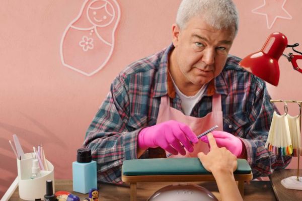 Рецензия на сериал «Мистер Ноготь» — народную комедию о заводчанине, который открыл маникюрный салон