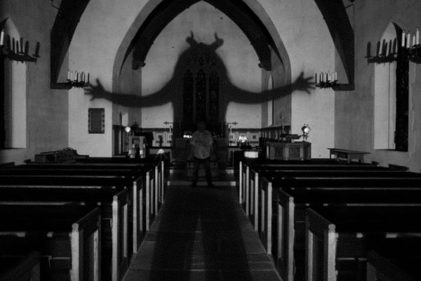 Рецензия на фильм OBEX Альберта Бирни: черно-белая фантазия об ускользающем времени