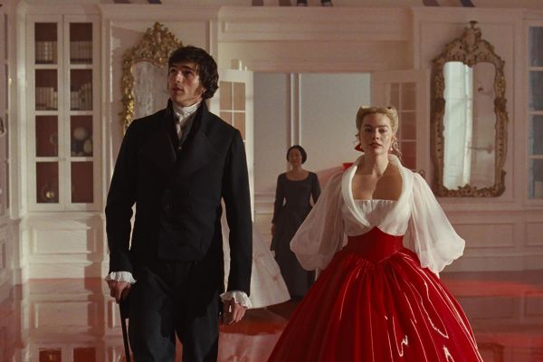 Провокационные костюмы Марго Робби и Джейкоба Элорди в «Грозовом перевале»: за что их критикуют и какой контекст упустили зрители