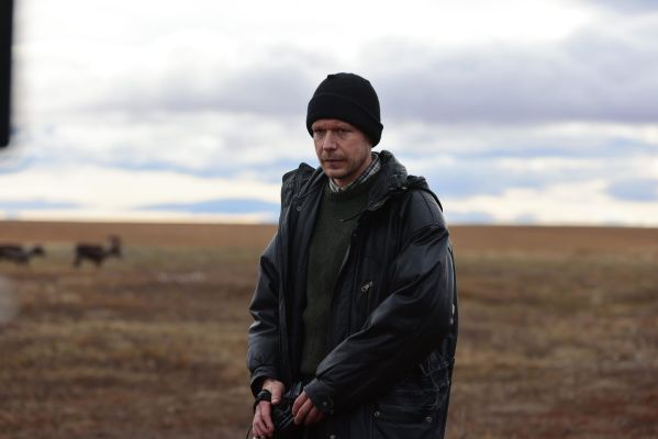 Рецензия на фильм «Цинга»: Никита Ефремов пасёт оленей в тундре и борется с демонами