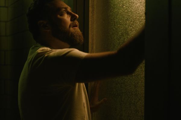 Упал с крыши, встретил инопланетянина: рецензия на хоррор-драму «Потомок» от продюсеров Бенсона и Мурхеда