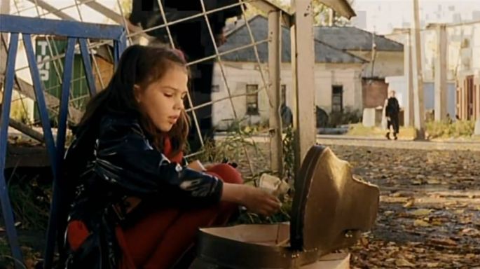 Сестры фрагмент. Сестра отрывок. Сестра отрывок. Сестры 2001. Фрагмент сестры в тире.