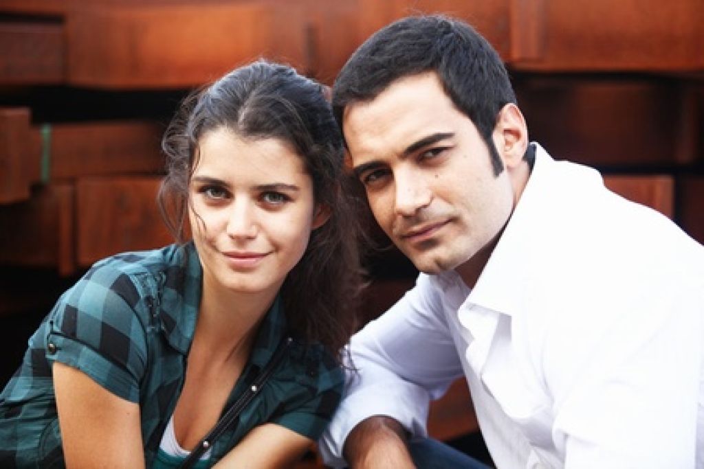 Турецкий сериал топрак и чинар. Между небом и землёй турецкий сериал юсуф. Юсуф и хава турецкий сериал. Мурат юналмыш и его жена. Между небом и землей турк.