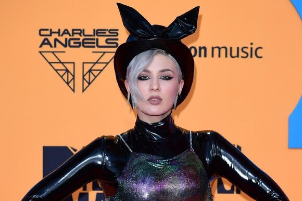 Исполнительница MARUV призналась, что подарила Ивану Урганту использованное нижнее белье
&nbsp;