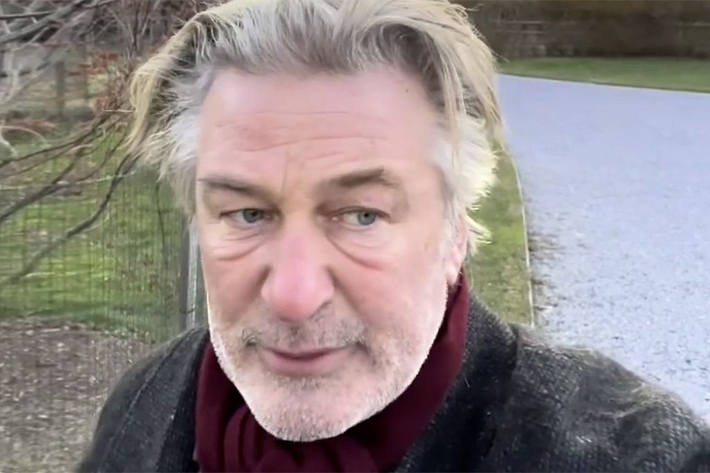 «Ни дня не проходит»: Алек Болдуин рассказал о ежедневных мыслях после трагедии на площадке вестерна «Раст» 