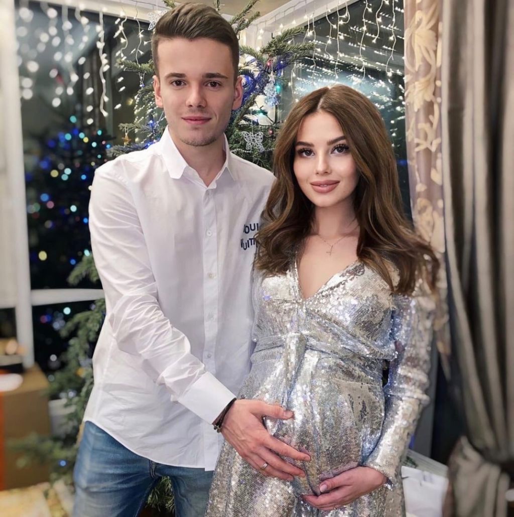 Сын певицы Валерии Арсений Шульгин устроил супруге и дочери грандиозную встречу из роддома