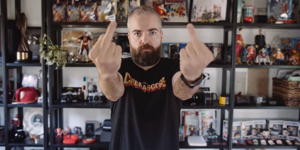 Режиссер «Шазама!» снял видео, где четыре часа показывает неприличный жест