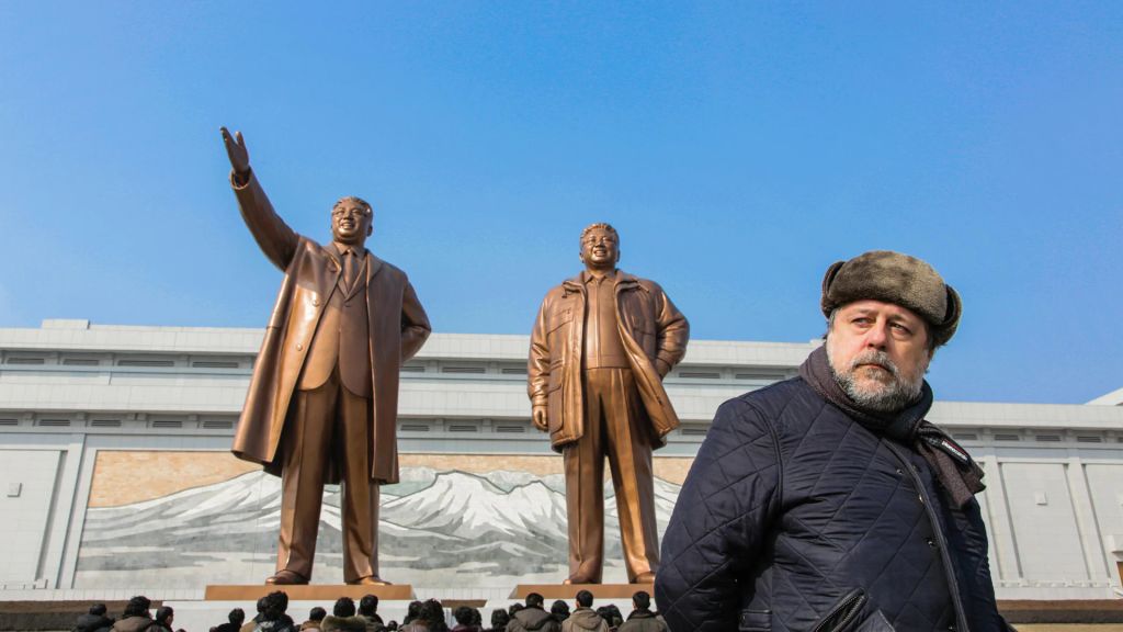В Москве задержали режиссёра Виталия Манского. Он держал в руках трусы в поддержку Навального 