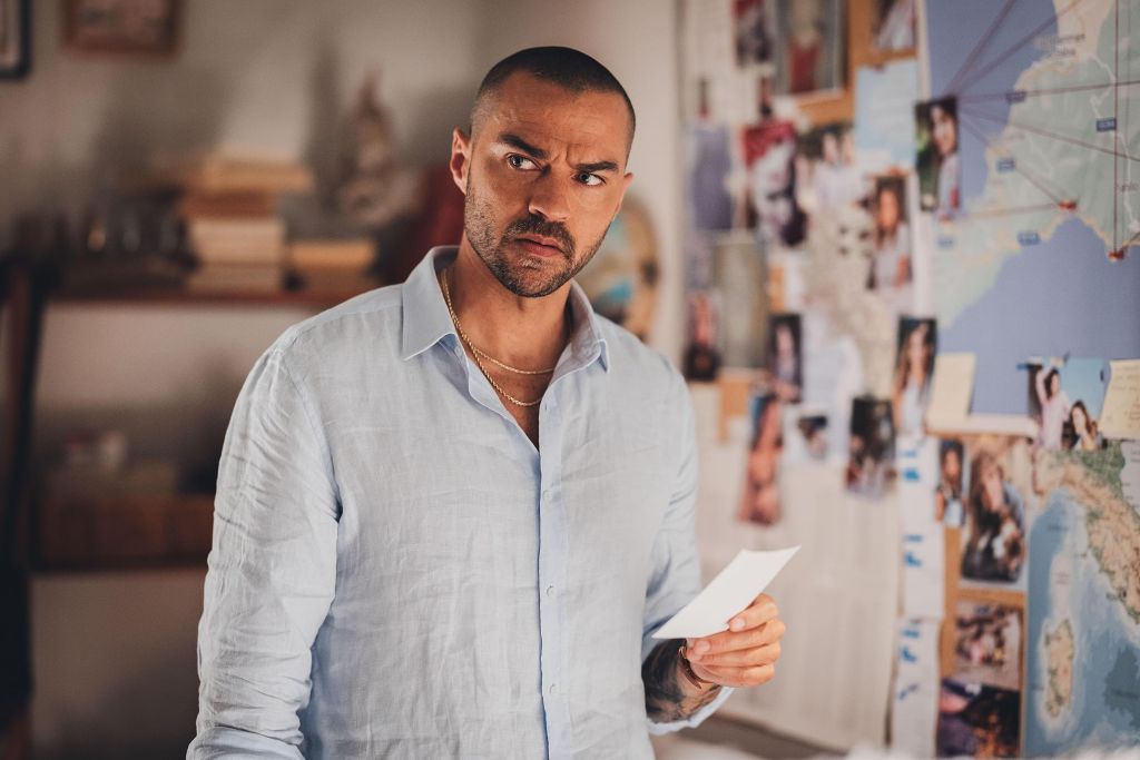 Отель на побережье S01 E01