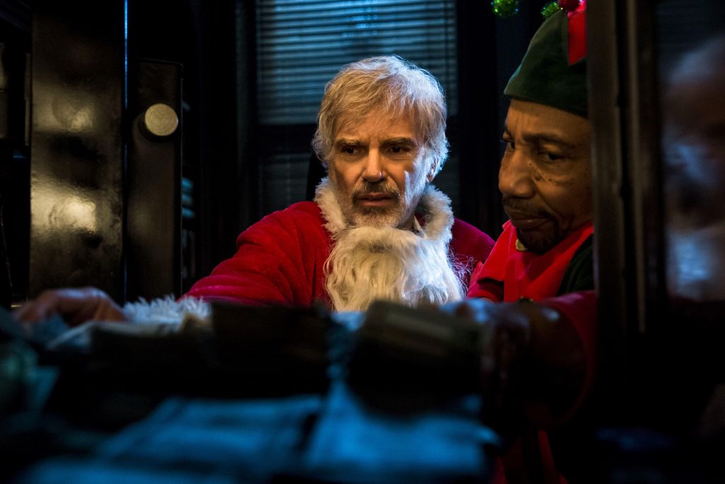 Кадр из фильма "Плохой Санта 2" .
