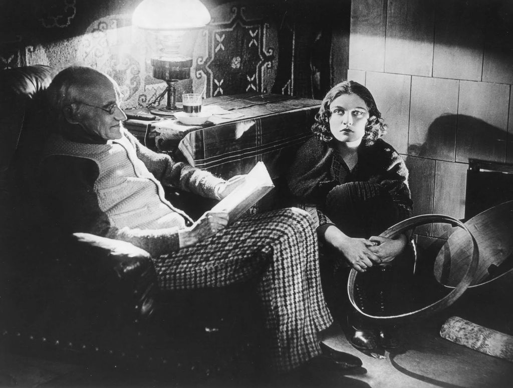 Девушка с коробкой