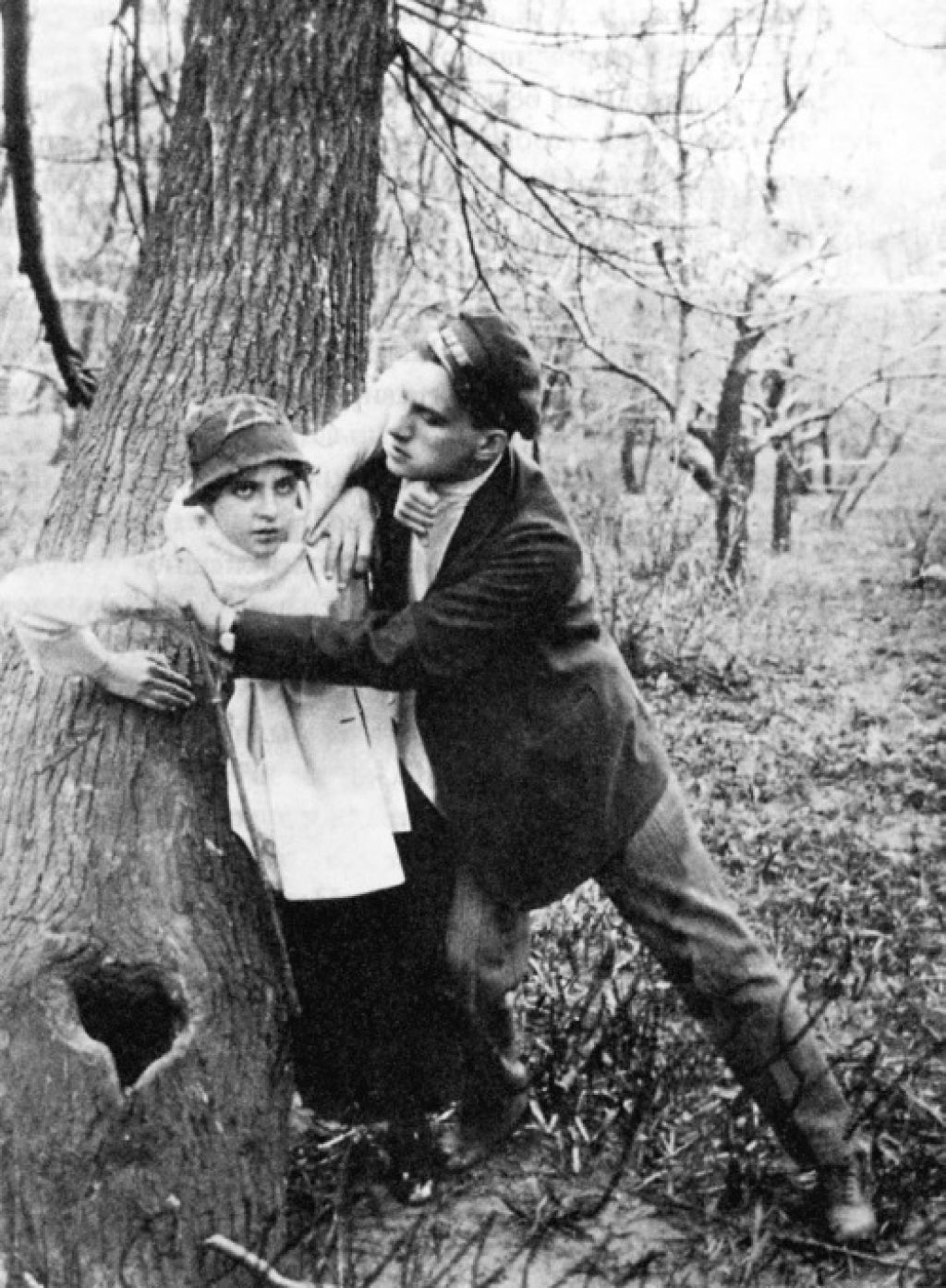 название книги барышня и хулиган. барышня и хулиган фильм 1918 кадры. маяковский барышня и хулиган кадры. книга барышня и хулиган. александра ребикова актриса немого кино.