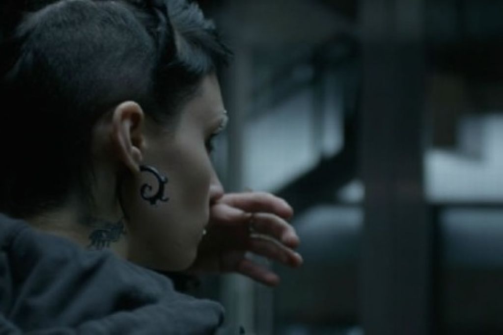 Девушка с татуировкой дракона хакер