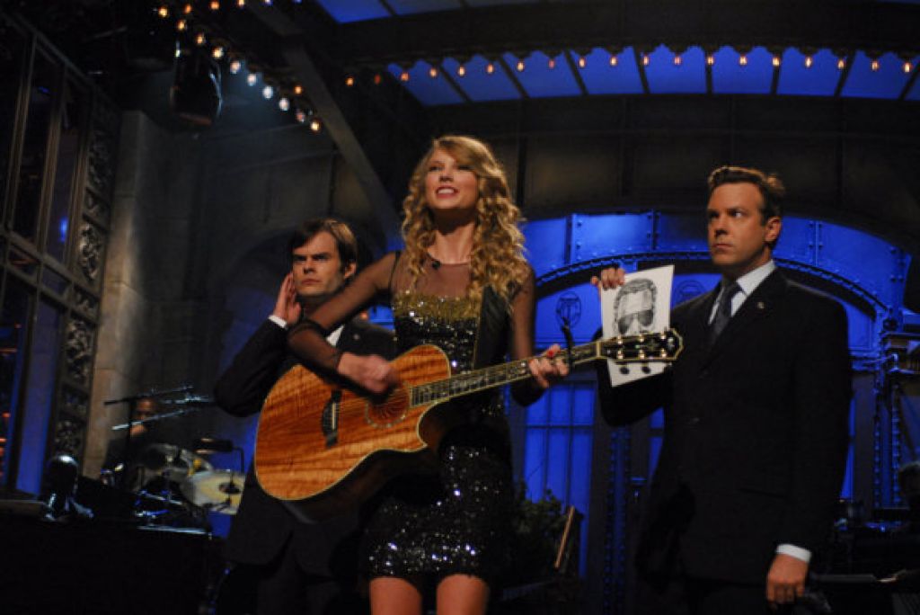 Субботним вечером в прямом. «Субботним вечером в прямом эфире» Saturday Night Live (1975-…), NBC. Taylor Swift 1975. Taylor Swift SNL. Кей Свифт мюзикл.