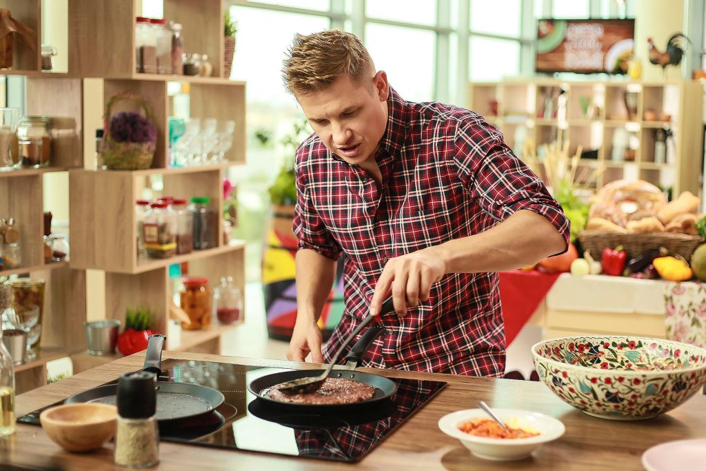 блины от бельковича. блины от бельковича. белькович блинчики. саша повар на стс. блины от бельковича.