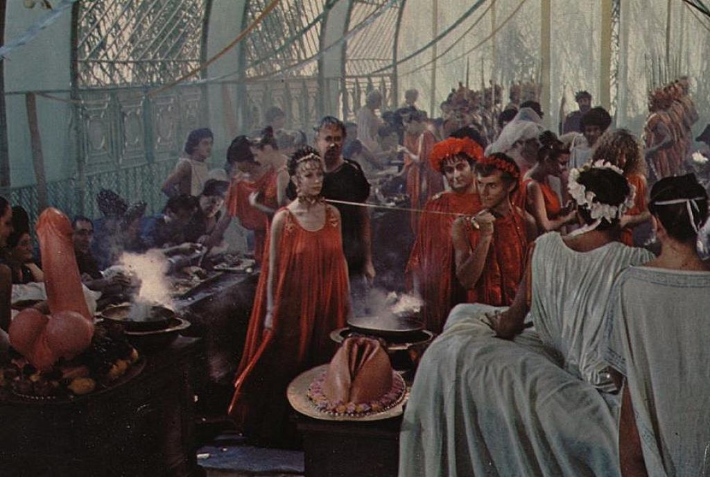 Кадр из фильма "Калигула" .