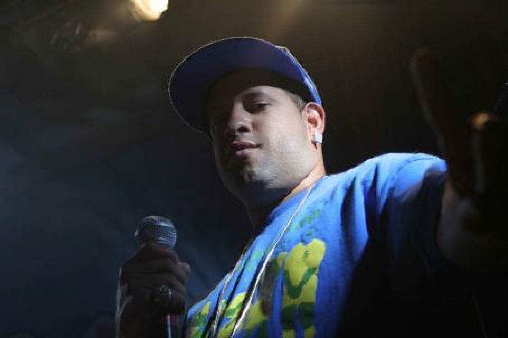 Noise. Feel the noise. Feel the noise. Noise. The noise of a fight.