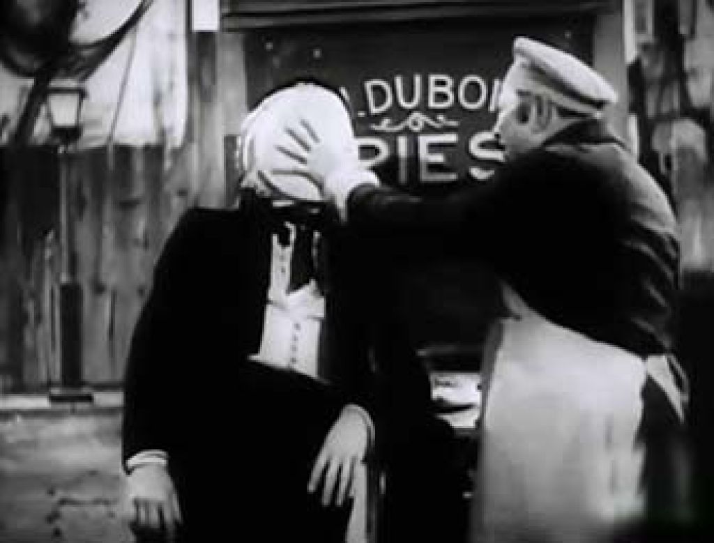 Ее по-прежнему преследует негодяй