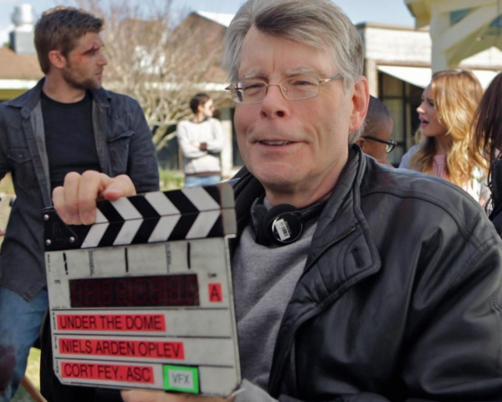 Писатель объяснил, что все изменения, внесенные в сюжет телеверсии его толстого романа, были полностью одобрены им самим, и на то имелись конкретные причины