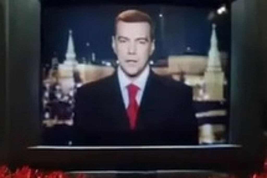 Пачка известных актеров и телезнаменитостей, обширная география новогодних событий и закадровый текст в духе 