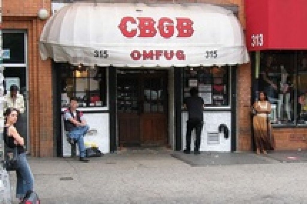 Одной строкой: Алан Рикман и Эшли Грин на борту "CBGB", Бекмамбетов премьеровал фильм о Линкольне на американском авианосце, "Черепашек-ниндзя" вдохновит "Рейд", "Пипец 2" начнут снимать осенью