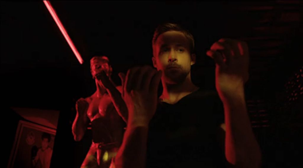 Мстительный Райан Гослинг, волочащий поверженного тайца через клубный коридор за верхнюю челюсть, уже мелькал в трейлерах, а теперь мы можем посмотреть, с чего эта потасовка началась