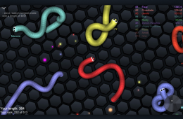Скриншот из игры «Slither.io»