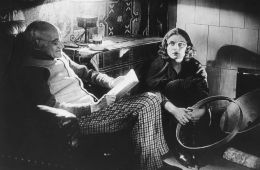 Девушка с коробкой