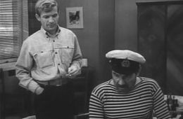 Человек в проходном дворе