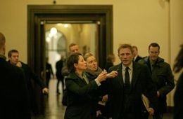 Девушка с татуировкой дракона