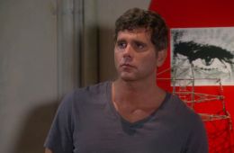 Кто-то смотрит на тебя