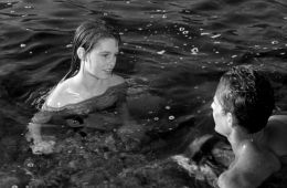 Манина, девушка в бикини