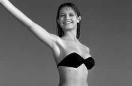 Манина, девушка в бикини