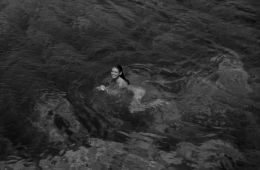 Манина, девушка в бикини