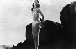 Манина, девушка в бикини