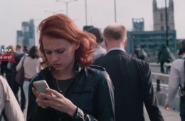 Девушка с плеером