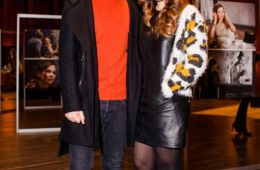 Saunada yuvinayotgan oilaning videosi