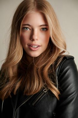 Элль МакКиннон