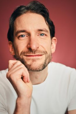 Оливер Благден