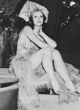 Валери Холл