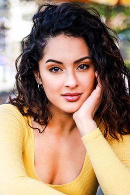 Элли Васкес