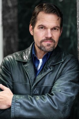 Энтони Луис