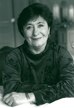 Мэвис Николсон