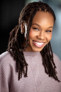 Алексис Холт