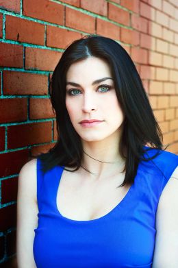 Николь Стивес