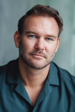 Дэнни Бартон