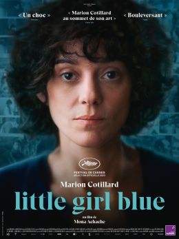 Маленькая девочка в голубом