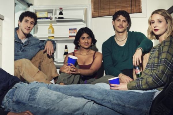 <p>Сериал «Взрослые» продлили на второй сезон</p>
