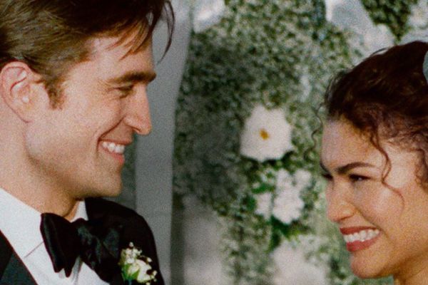 <p>Вышел трейлер чёрной комедии &laquo;Вот это драма!&raquo; с Зендеей и Робертом Паттинсоном</p>
