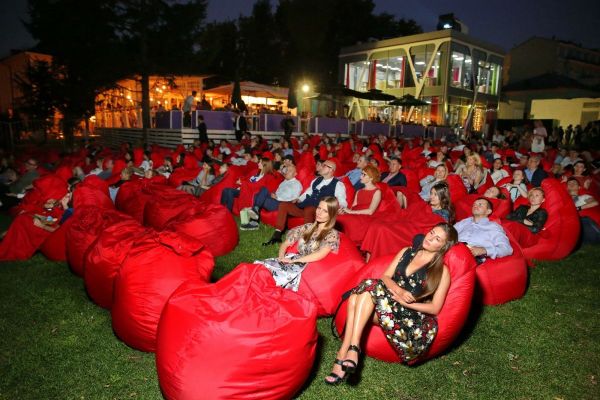 Фоторепортаж: Светские блондинки на премьере фильма "Взрывная блондинка"